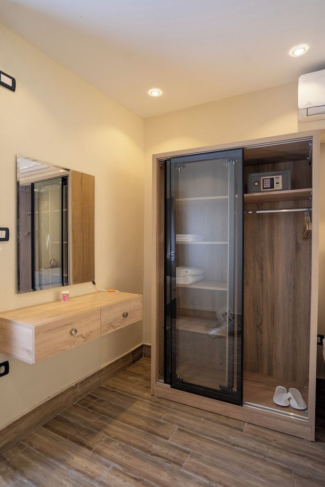 King of Pharaohs Pyramids View Premium Quadruple Room 23