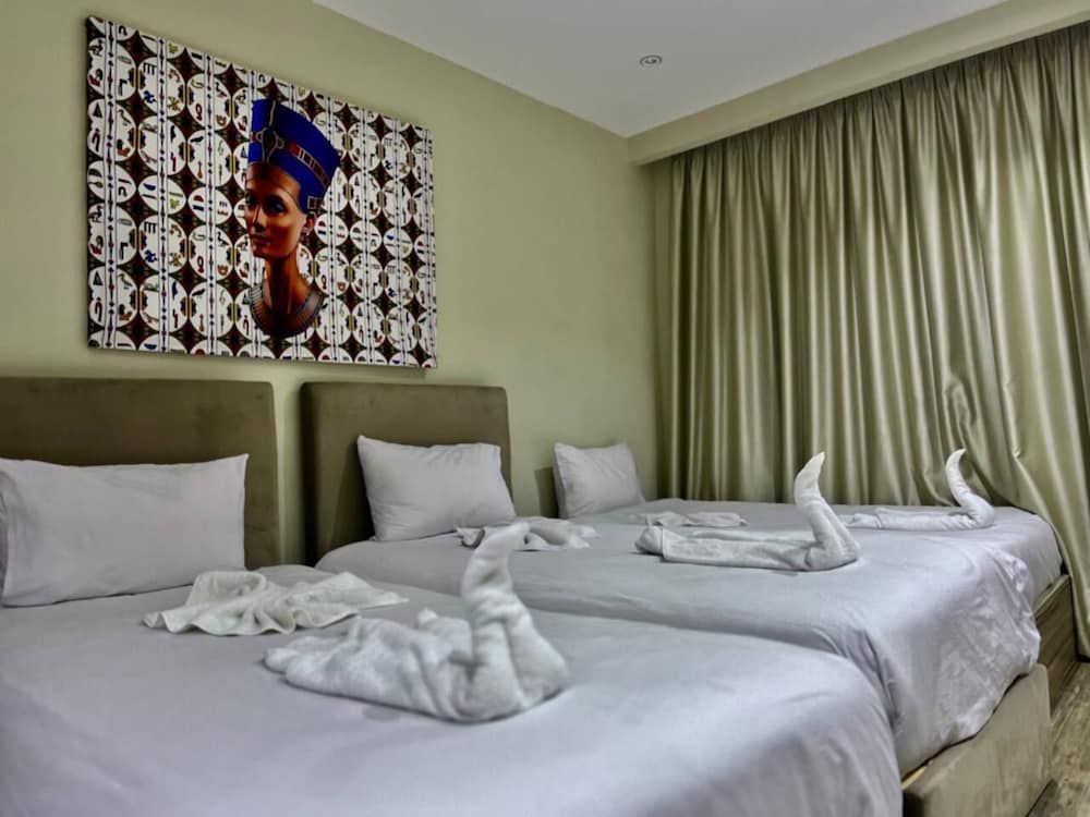 King of Pharaohs Pyramids View Premium Quadruple Room 7