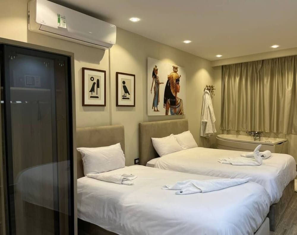 King of Pharaohs Pyramids View Premium Quadruple Room 13