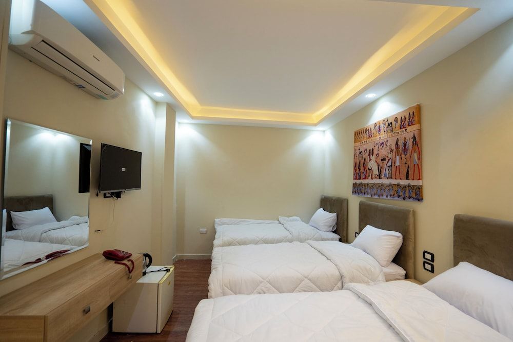 King of Pharaohs Pyramids View Classic Triple Room 4