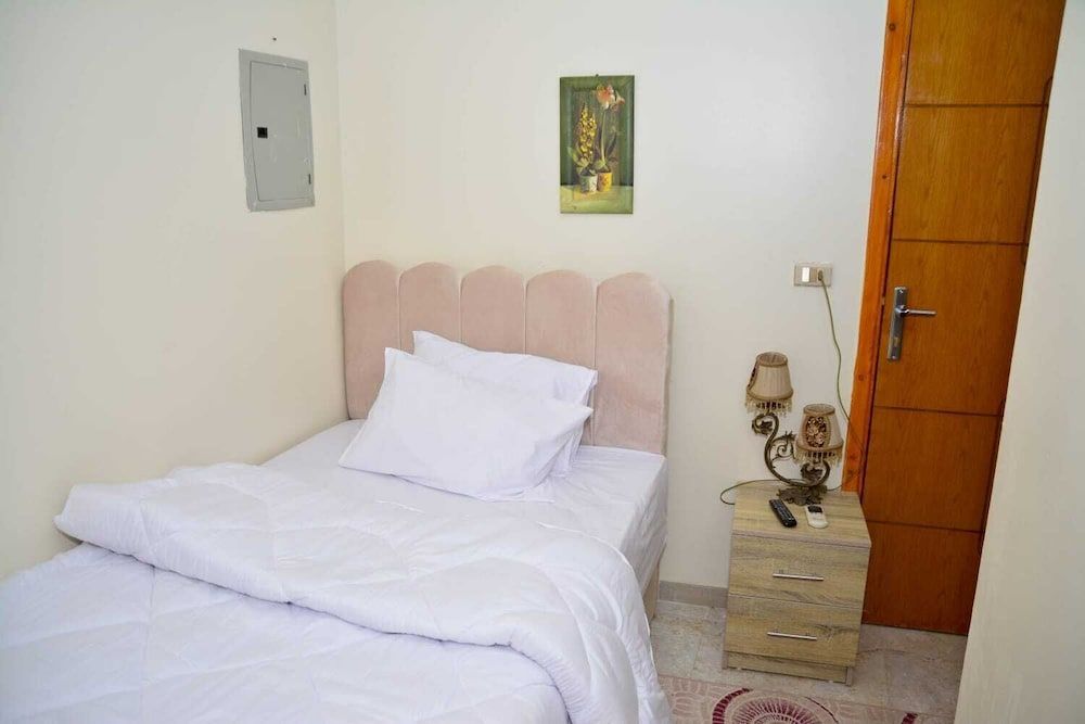 Single Room, Mountain View