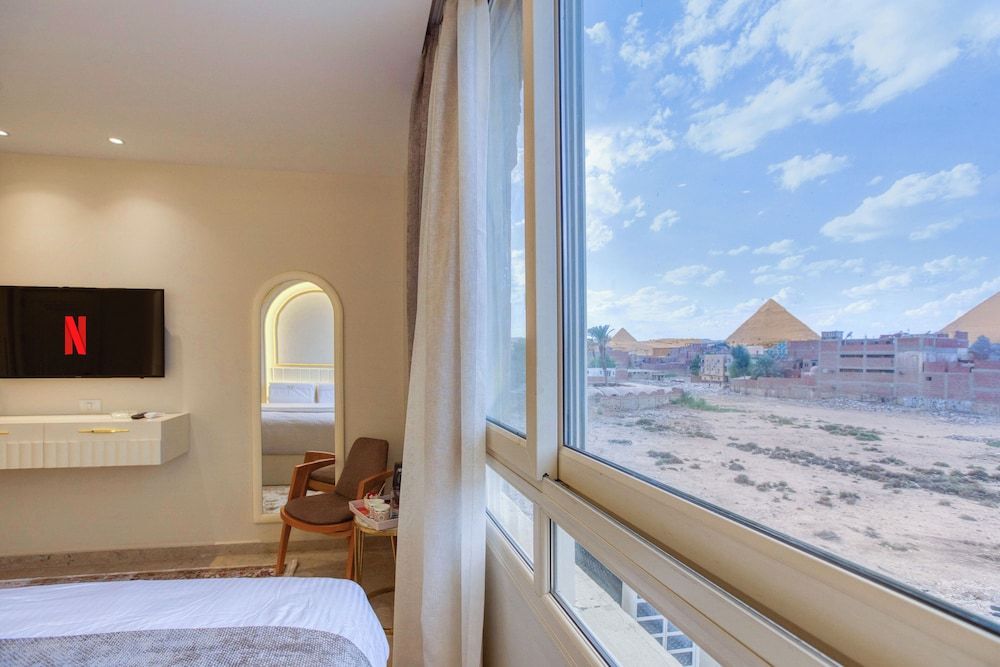 Pyramids Plateau Hotel Family Room, Mountain View 5