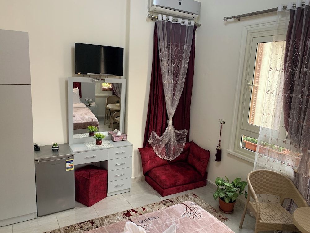 Crown Hotel Deluxe Double Room, City View 4