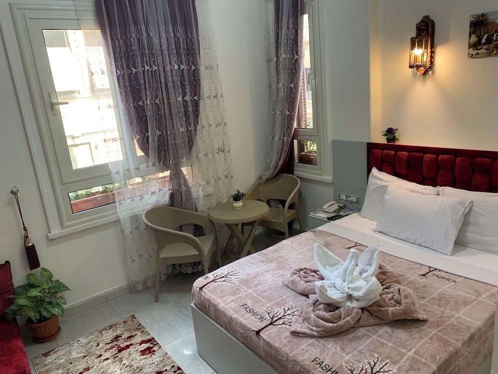 Crown Hotel Deluxe Double Room, City View 2