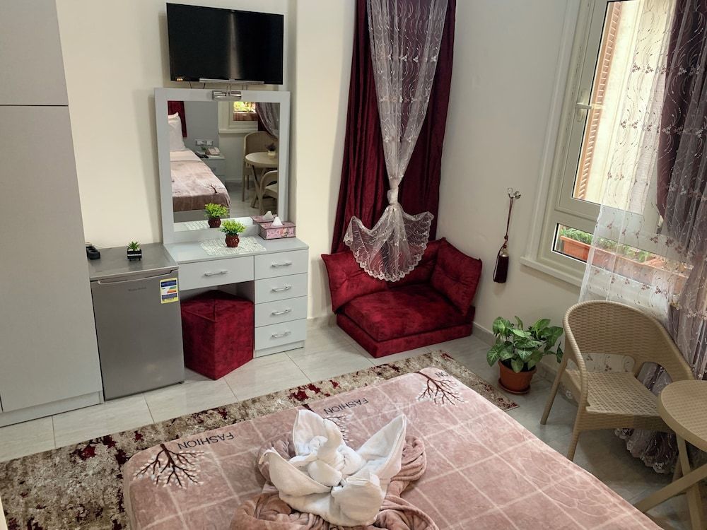 Crown Hotel Deluxe Double Room, City View 3