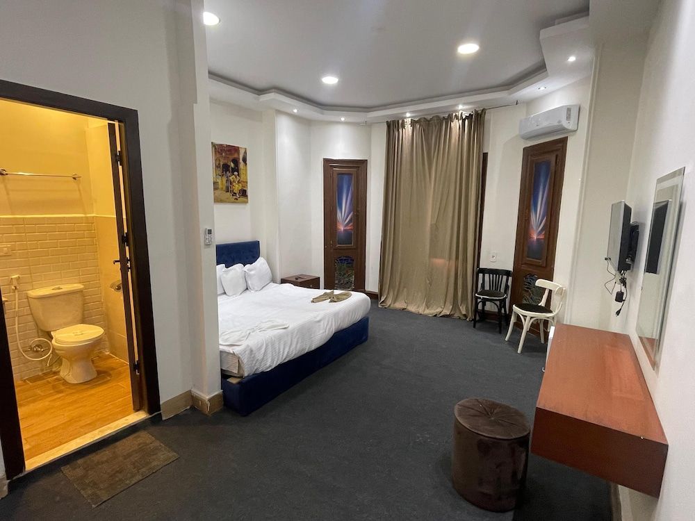 Motel 5 Square Standard Room, 2 Twin Beds, City View 2