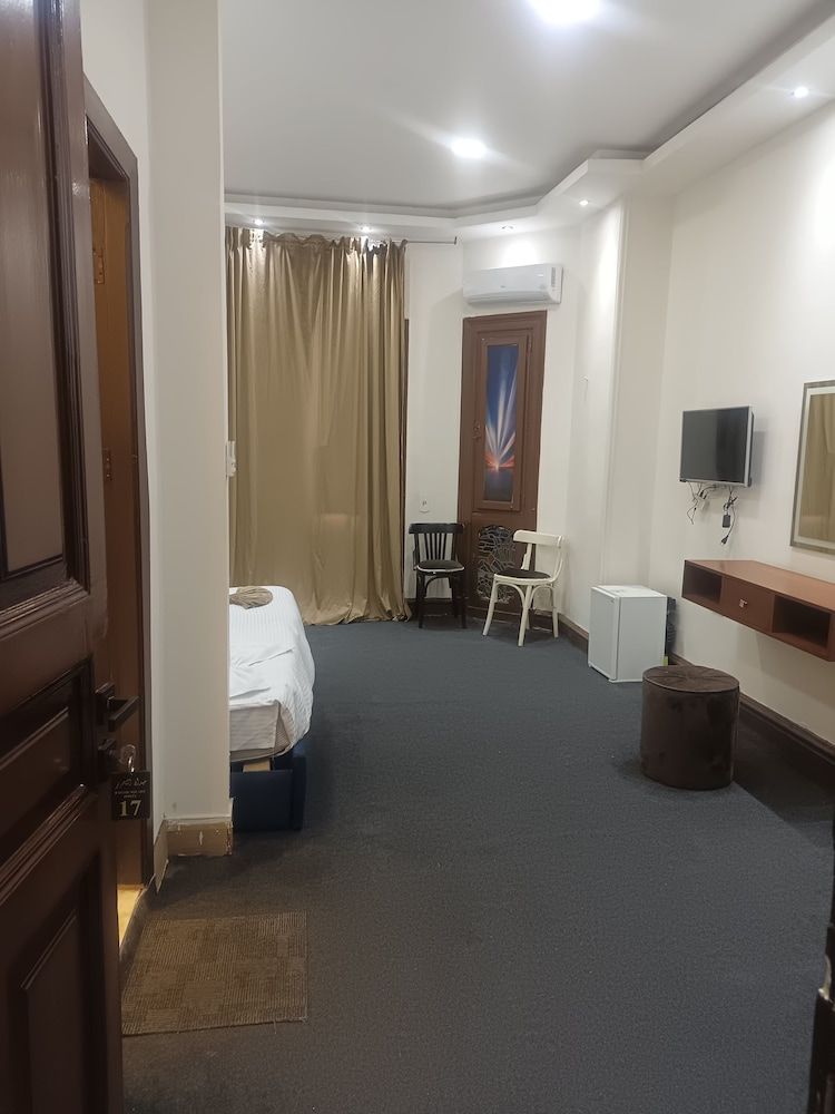 Motel 5 Square Standard Room, 2 Twin Beds, City View 18