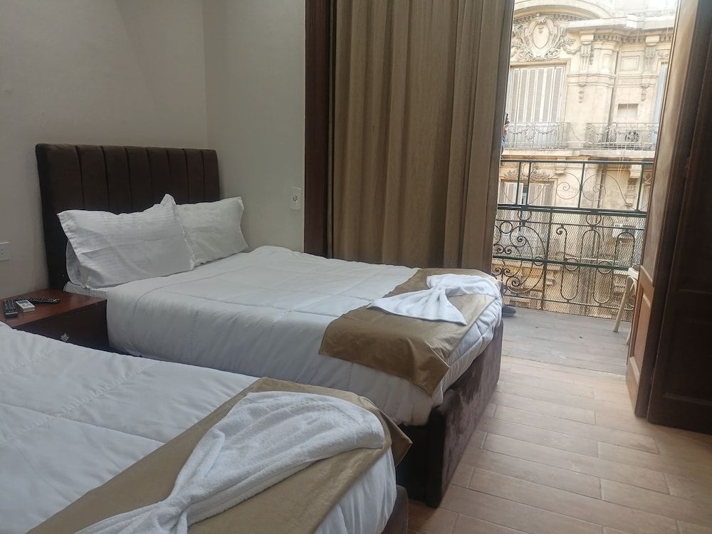 Motel 5 Square Standard Room, 2 Twin Beds, City View 7