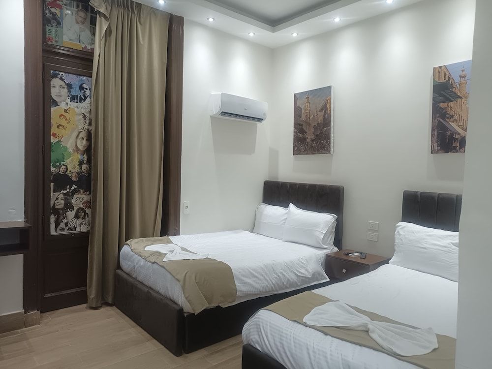 Motel 5 Square Standard Room, 2 Twin Beds, City View 6