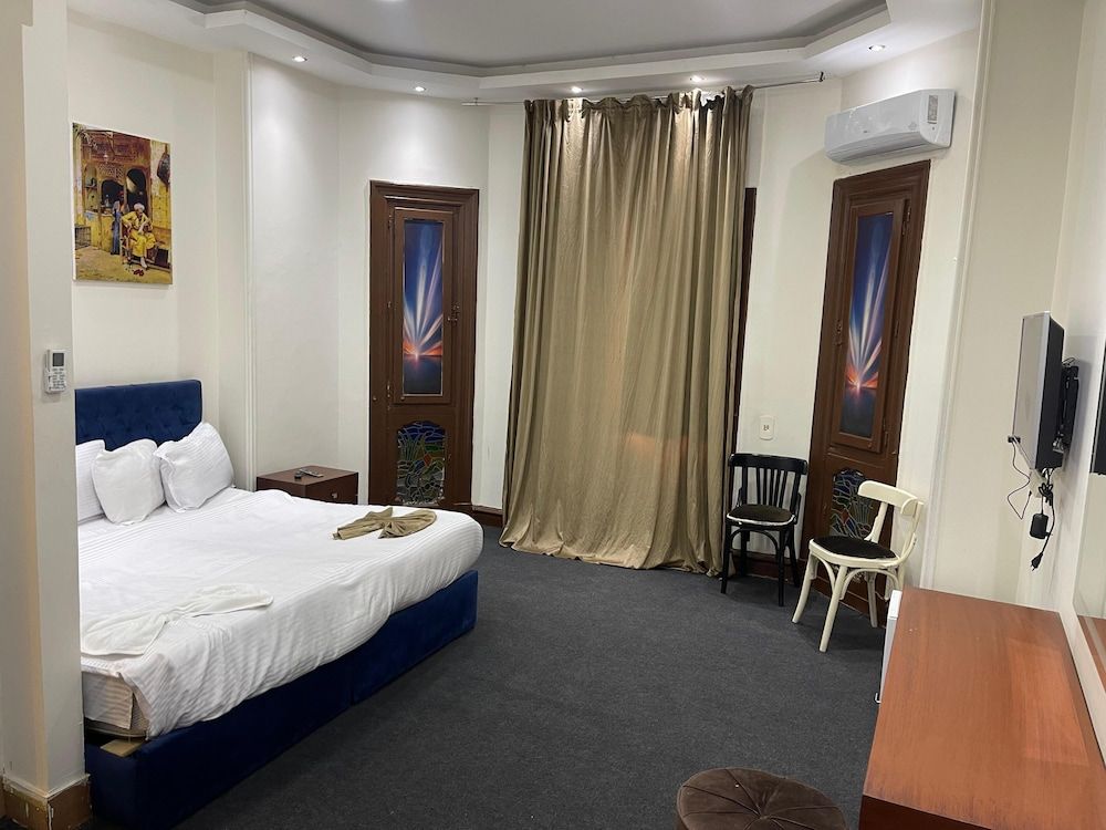 Motel 5 Square Standard Room, 2 Twin Beds, City View 3