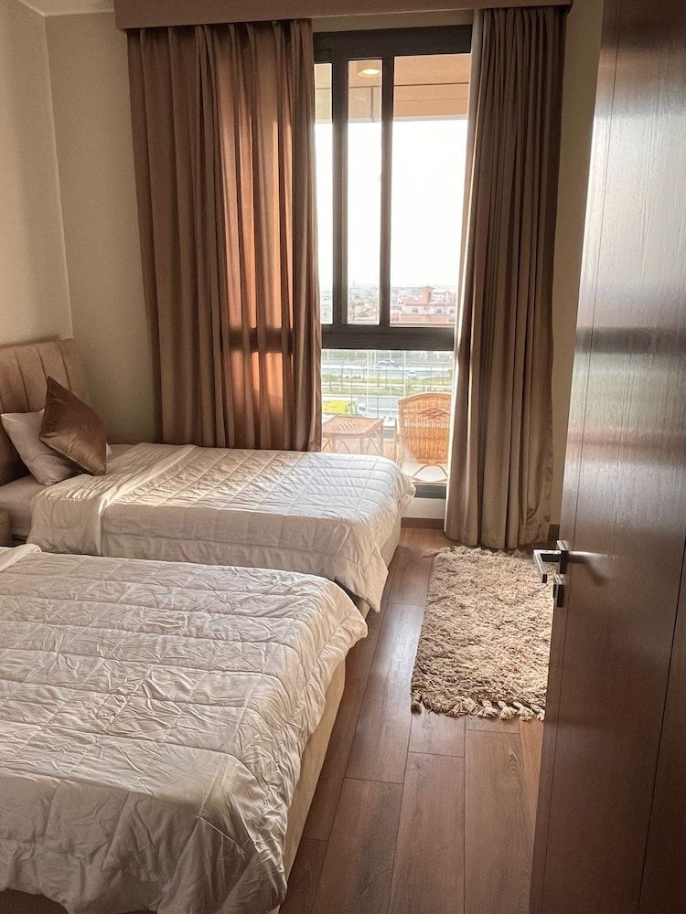 Luxury Apartment, Balcony, Lake View