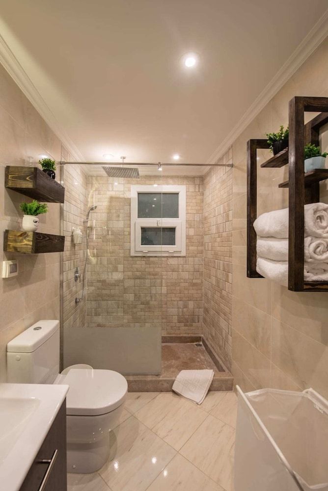 Xuru Stays I Waterfront Designer 2BR - 5 min to Airport Basic Apartment 10