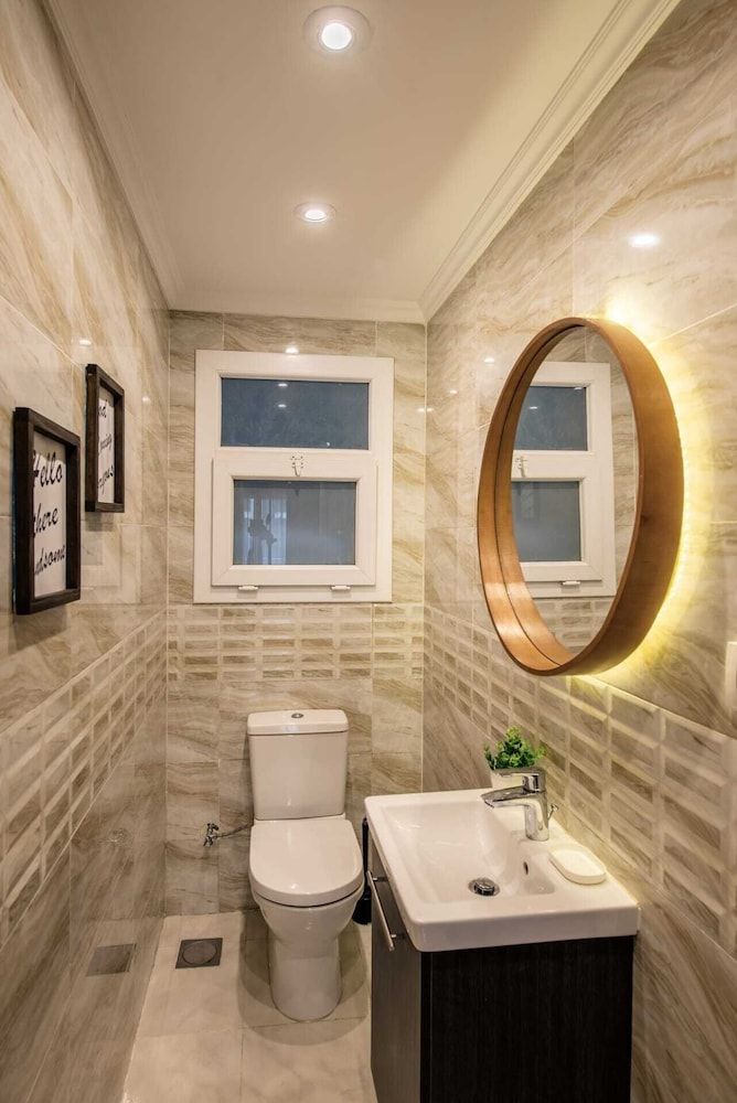 Xuru Stays I Waterfront Designer 2BR - 5 min to Airport Basic Apartment 9