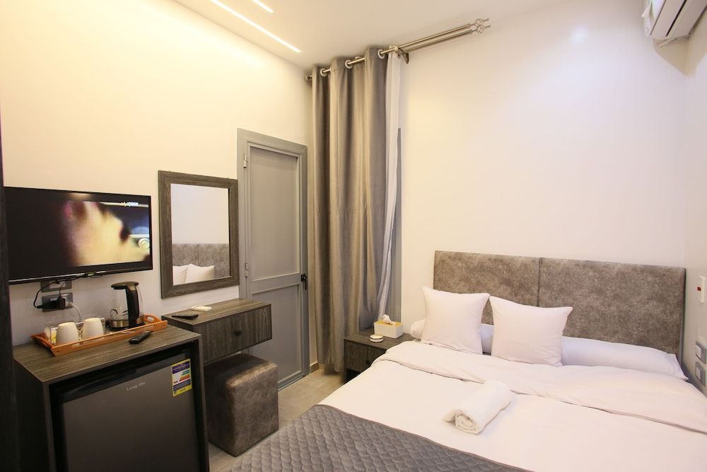 Capital City Hotel Superior Double Room 7