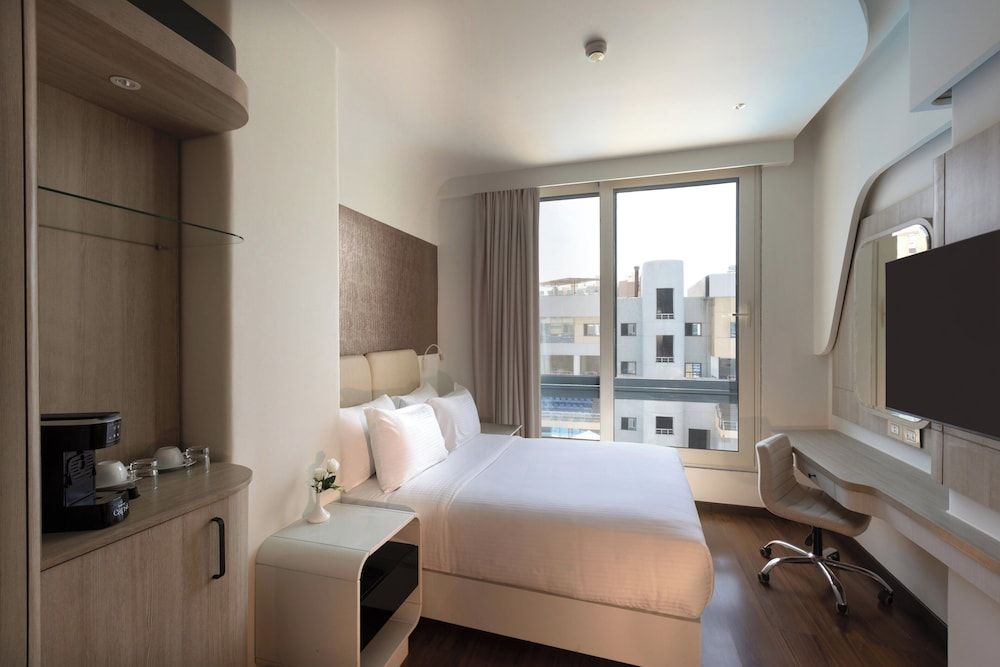 Crowne Plaza Alexandria Mirage by IHG Standard Room, 1 King Bed, Pool View 2