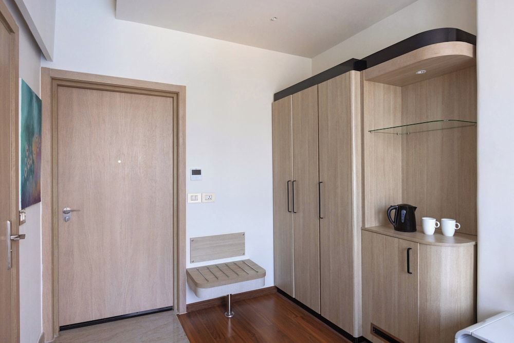 Crowne Plaza Alexandria Mirage by IHG Standard Room, 1 King Bed, Accessible, Pool View 4