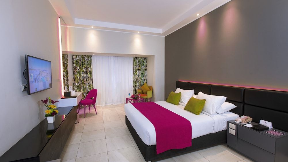 Deluxe Double Room, 1 King Bed, Pool View