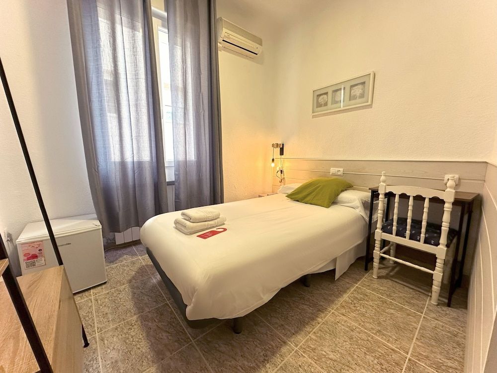 Single Room, Private Bathroom