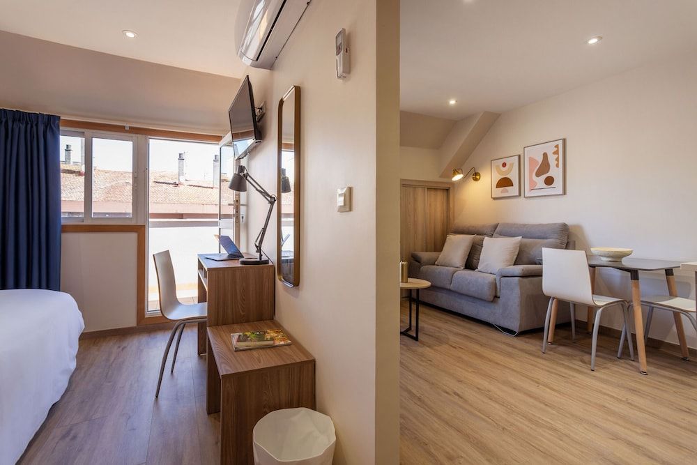 Vigo Bay Apartments by Olala Homes Superior Studio, Balcony 10