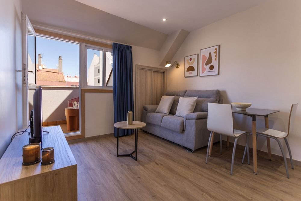 Vigo Bay Apartments by Olala Homes Superior Studio, Balcony 4