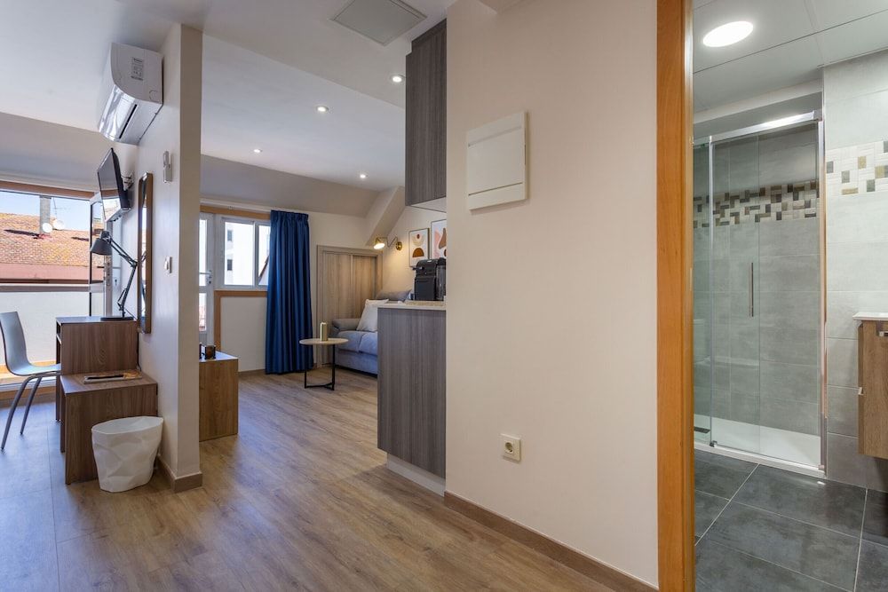 Vigo Bay Apartments by Olala Homes Superior Studio, Balcony 12