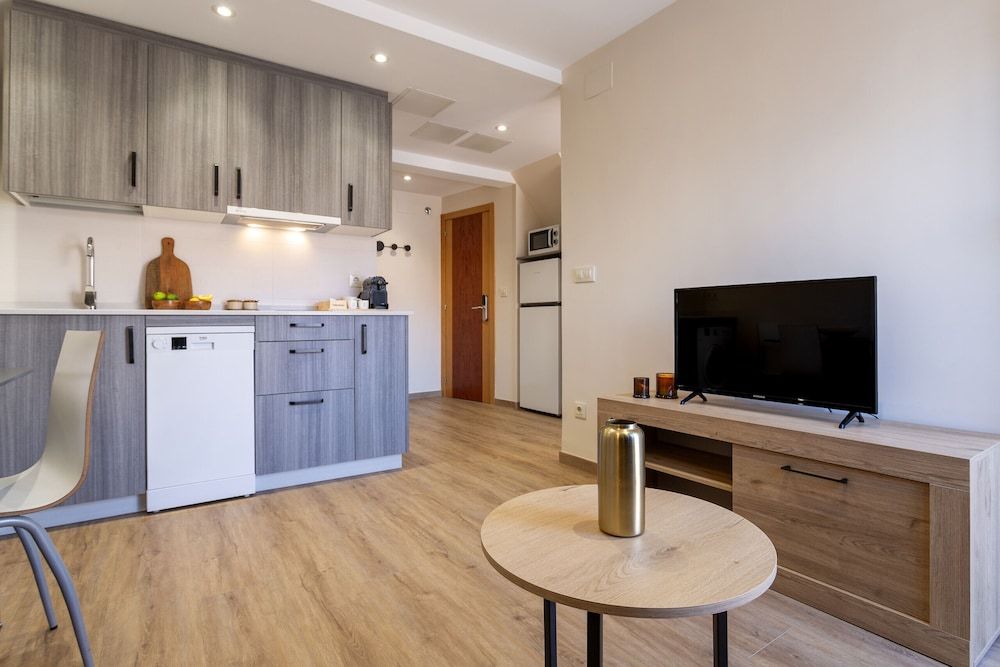 Vigo Bay Apartments by Olala Homes Superior Studio, Balcony 11