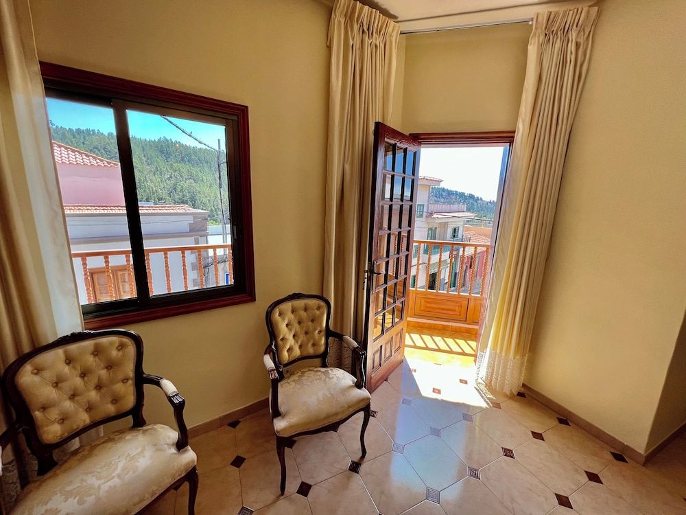 Alma Hostel Classic Double or Twin Room, Balcony, City View 2