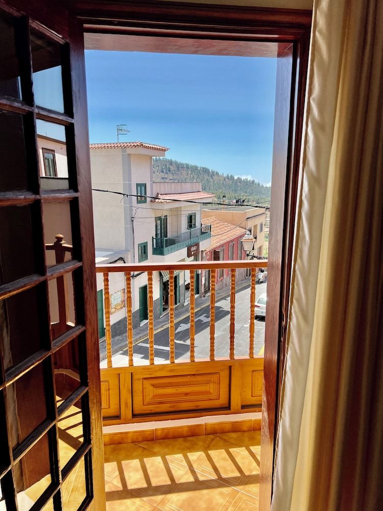 Alma Hostel Classic Double or Twin Room, Balcony, City View 3