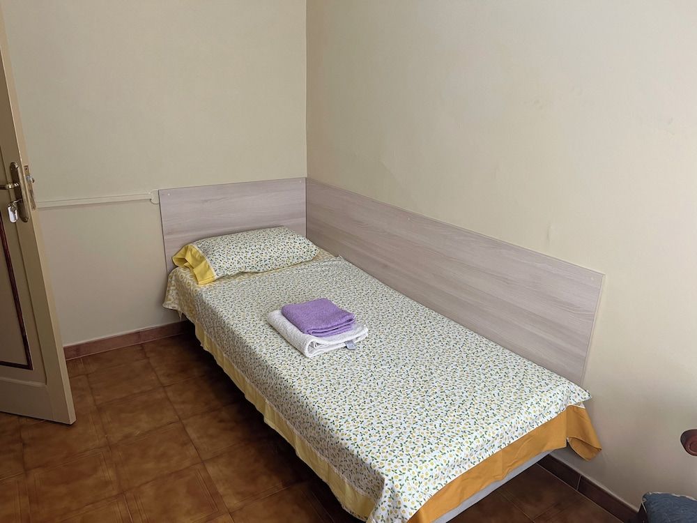 Alma Hostel Economy Single Room, City View 2