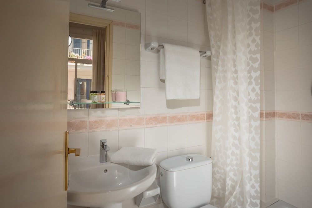 Antonios Hostal Double Room, Balcony, City View 12