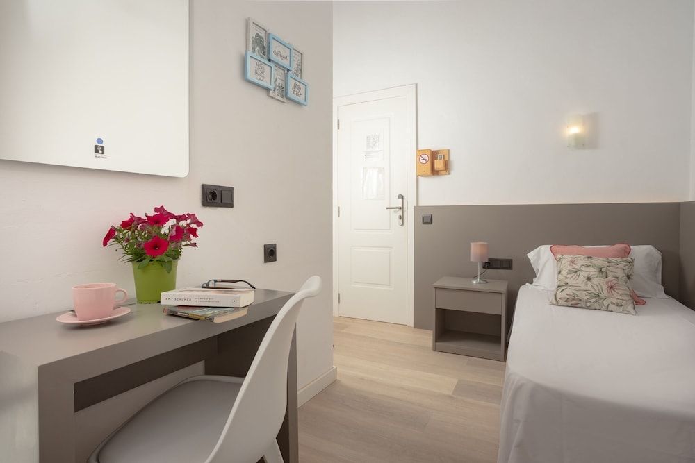 Antonios Hostal Single Room, Shared Bathroom, City View 6