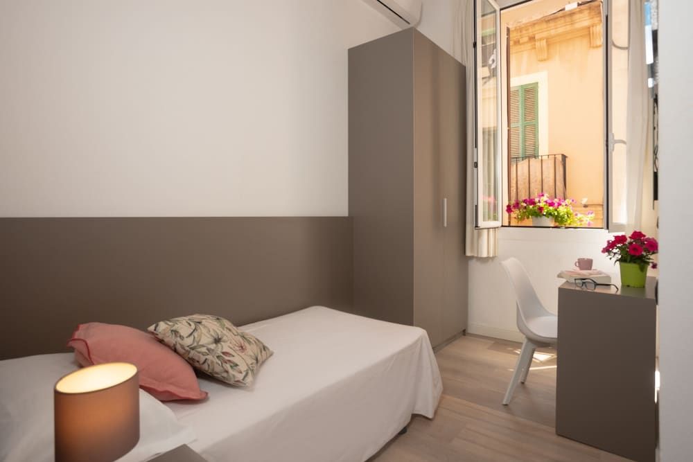 Antonios Hostal Single Room, Shared Bathroom, City View 2