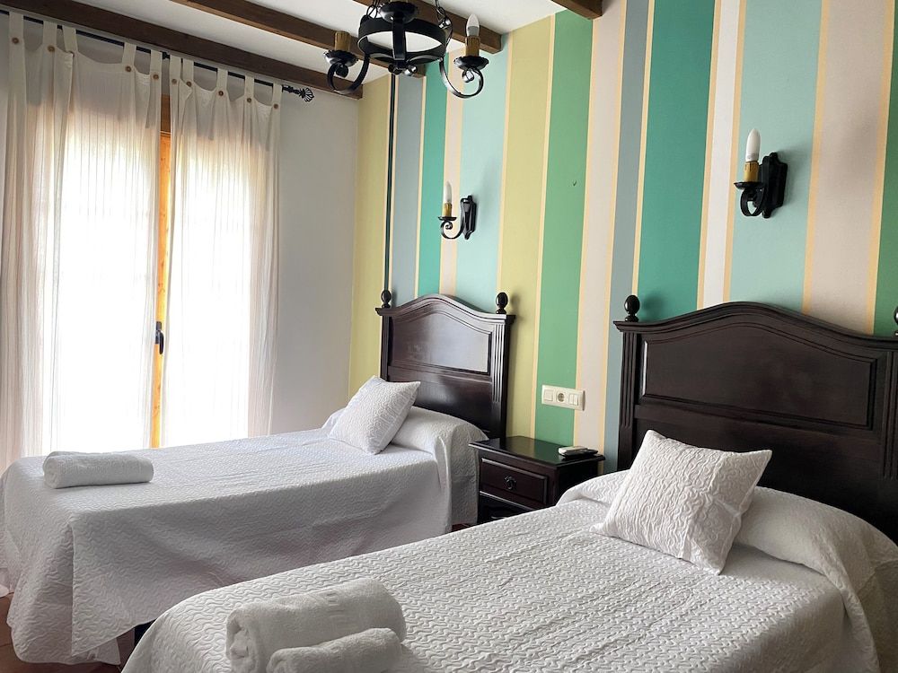 Hostal El Descanso Del Emperador Comfort Double or Twin Room, Balcony, City View 4