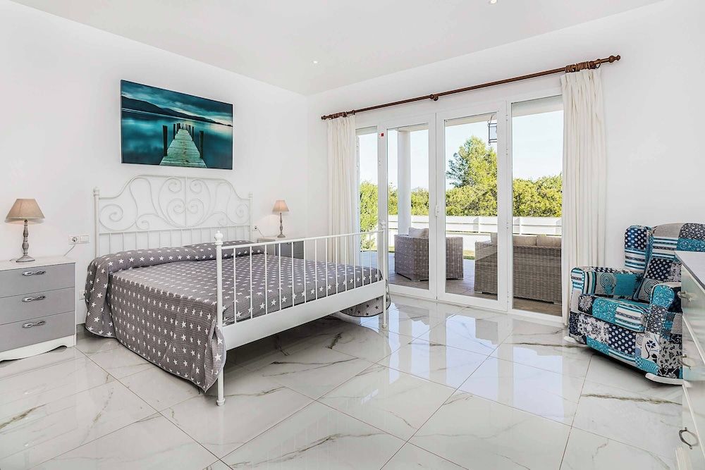 Villa (6 Bedrooms)