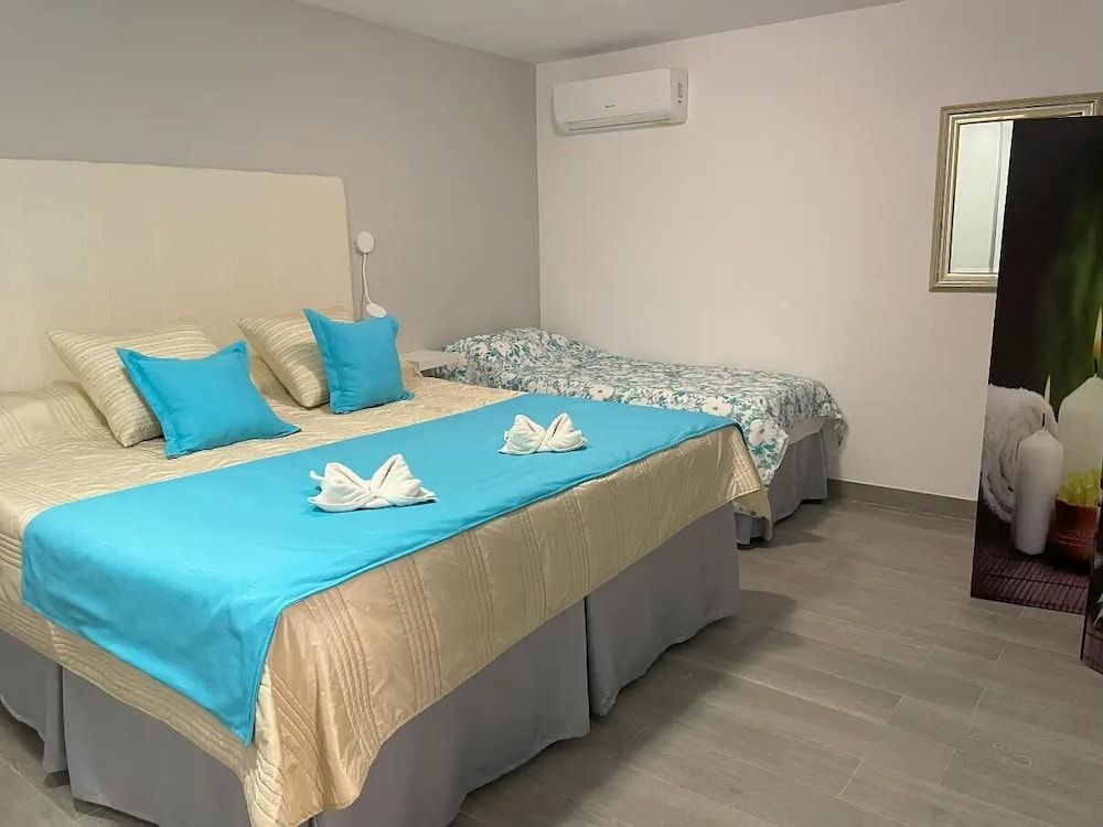 Deluxe Suite, 2 Bedrooms, Poolside
