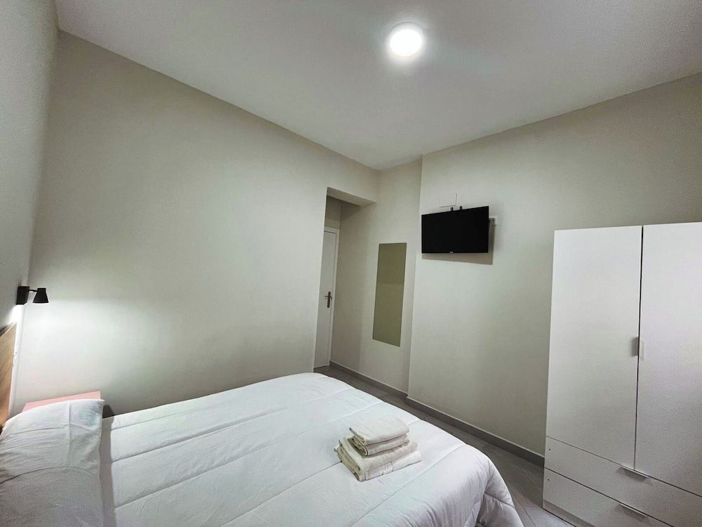Hostal Pompeya Deluxe Double Room 4
