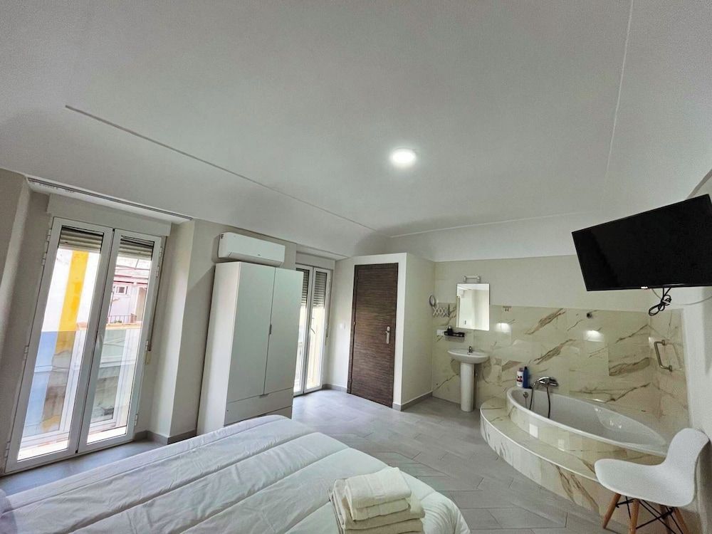 Hostal Pompeya Deluxe Double Room 7