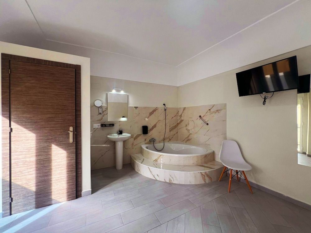 Hostal Pompeya Deluxe Double Room 6