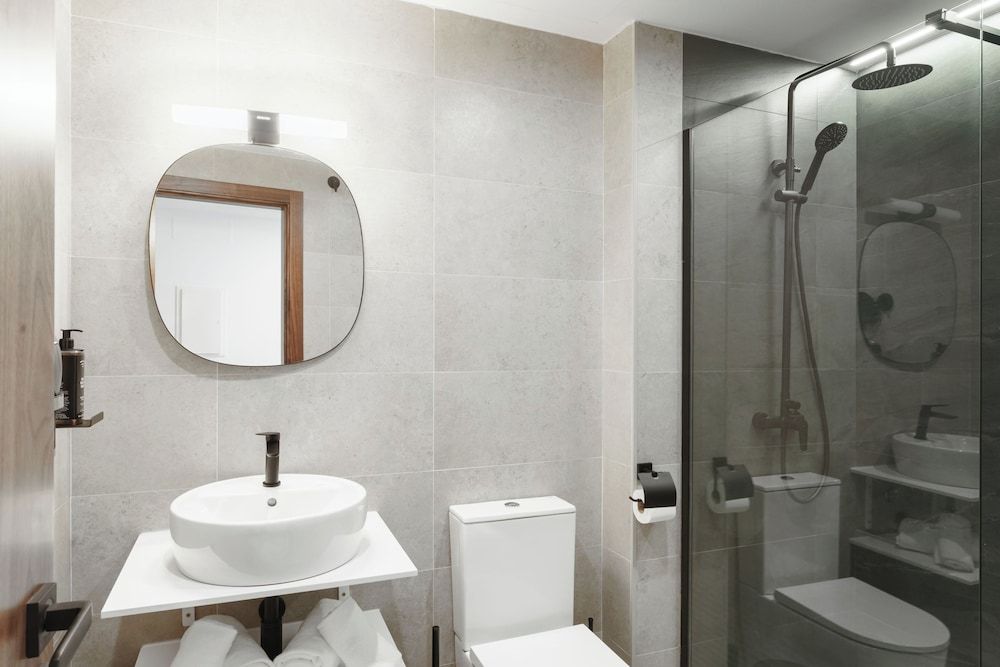 Limehome Jerez de la Frontera One-Bedroom Comfort Apt with Balcony 5