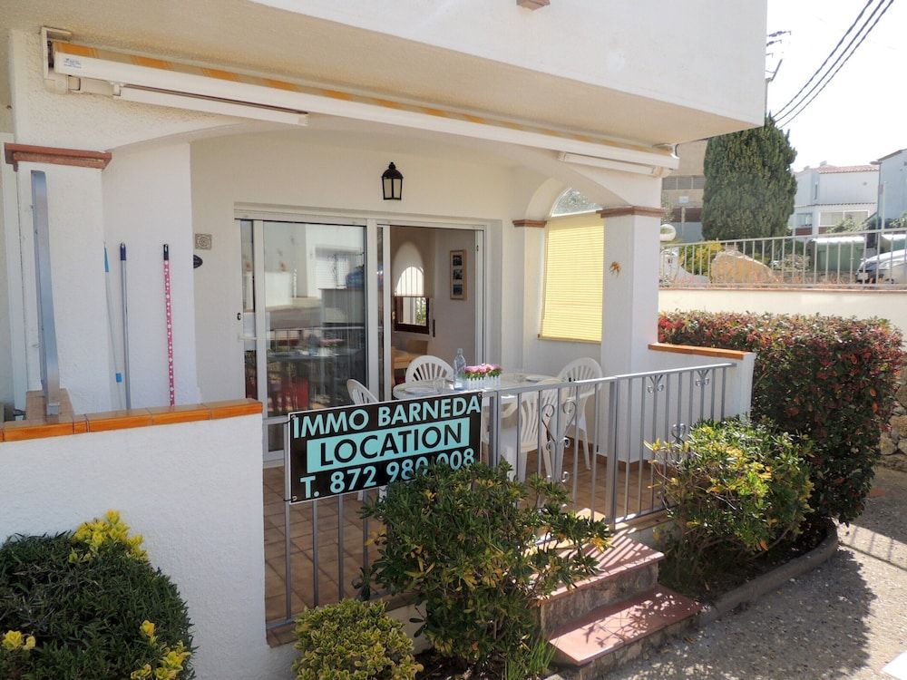 Apartment by Roses Beach With Pool