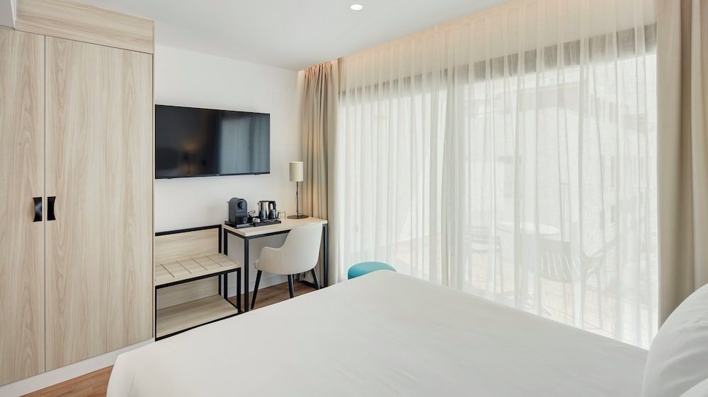 Basic Double Room, Terrace (Lateral Sea View)