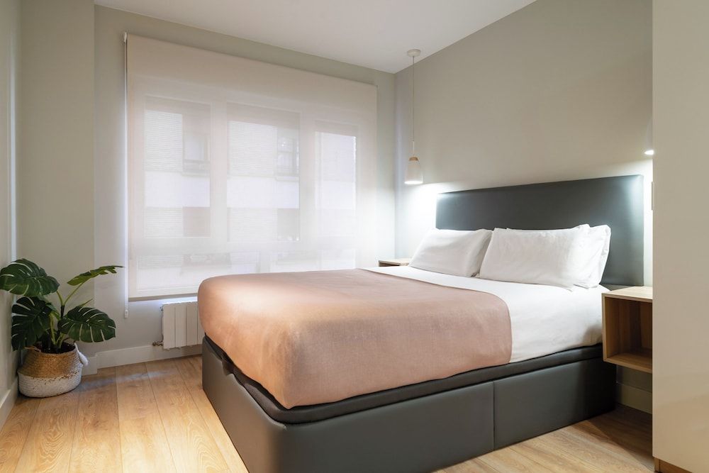 Limehome Bilbao Tristan de Leguizamon Studio with Sofa Bed 2