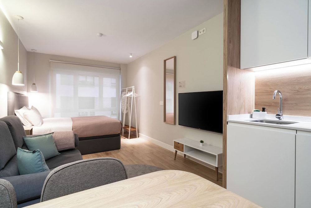 Limehome Bilbao Tristan de Leguizamon Studio with Sofa Bed 5