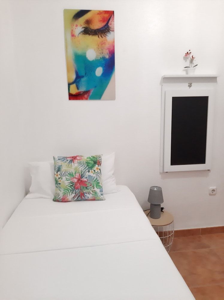 Basic Room, 1 Large Twin Bed, Shared Bathroom, Courtyard View