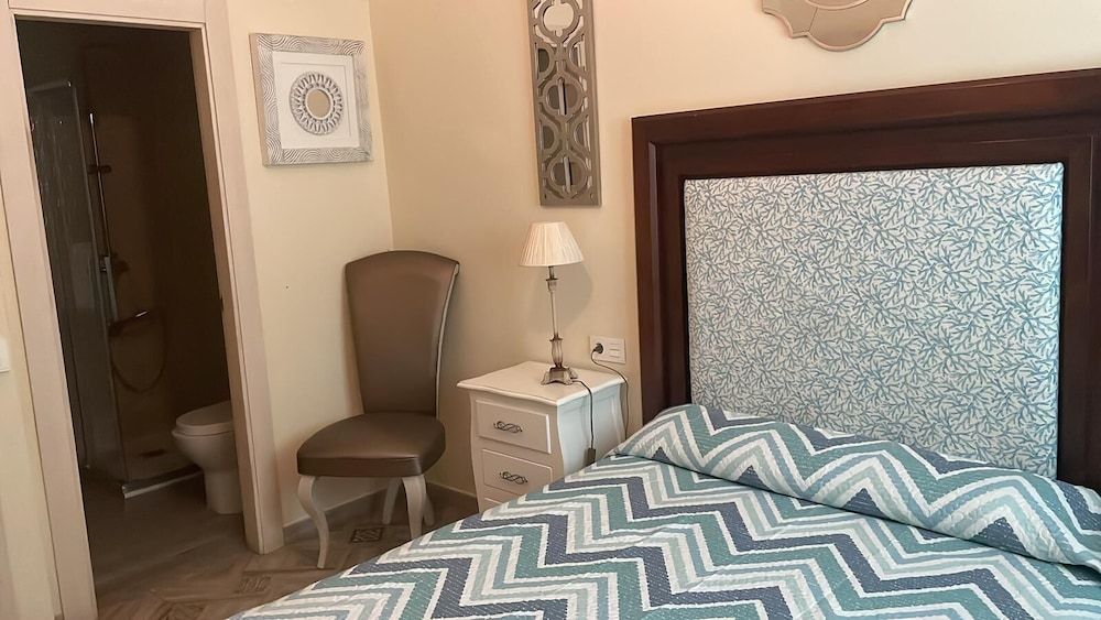 Hostal Flor de Lis - Lojo Basic Double Room 2