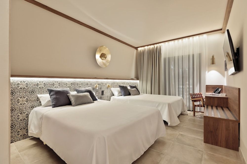 Standard Room (3 adults - 1 child)