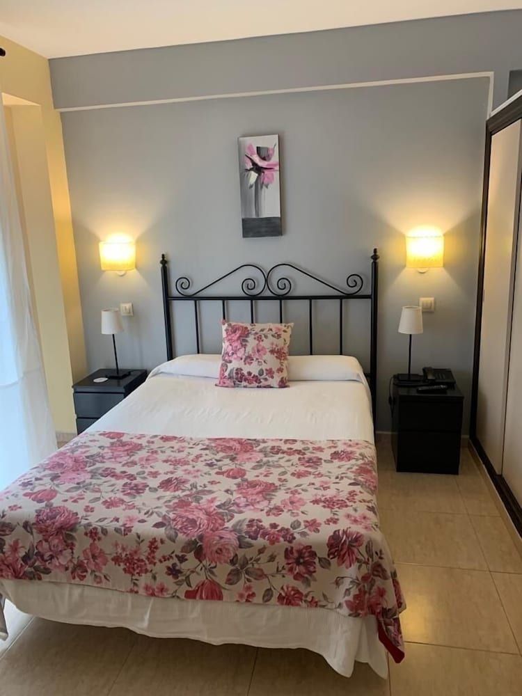 Hostal Mainz Double or Twin Room, Mountain View 4