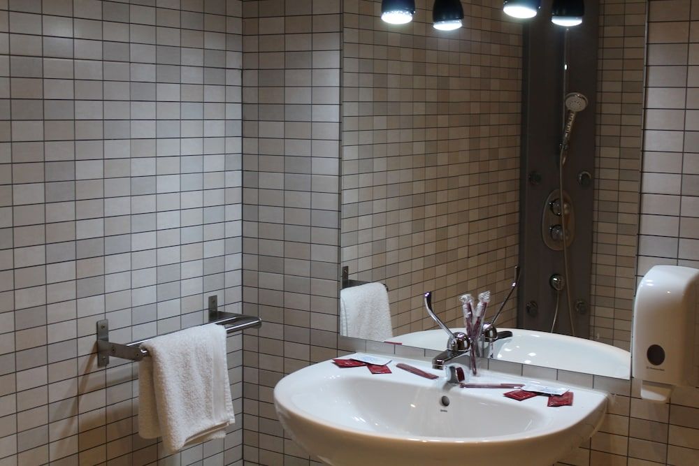 Hostal Mainz Double or Twin Room, Mountain View 13