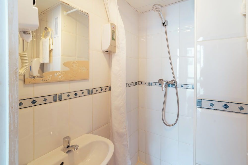 Hostal Forum Tarragona Basic Double Room 4