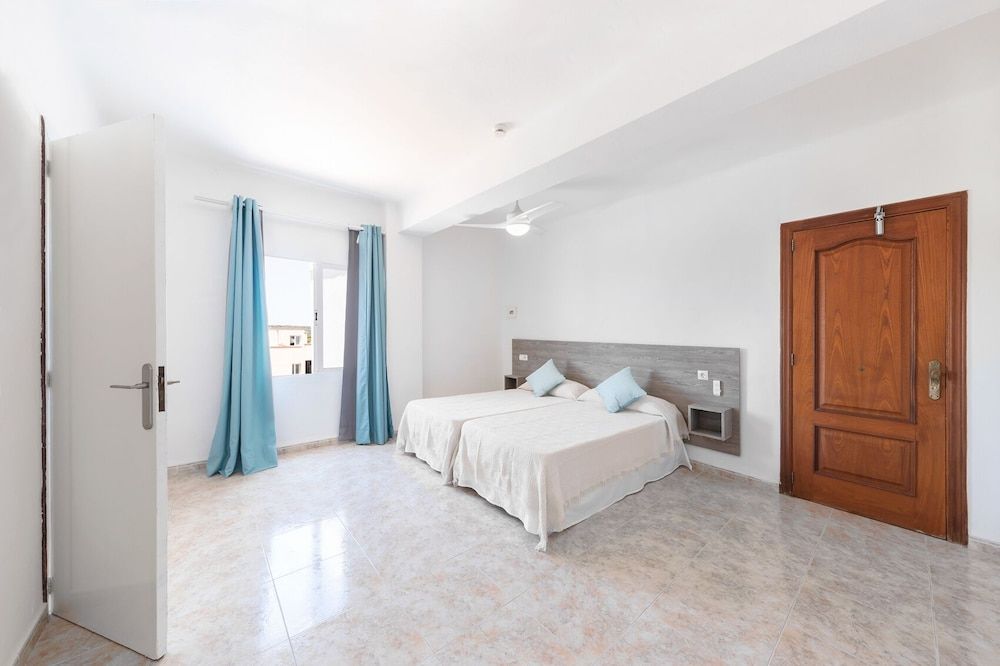 Hostal Cala Llombards Standard Twin Room 12